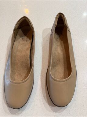 Naturalizer Women's Beige Tan Slip-On Ballet Flats Size 9